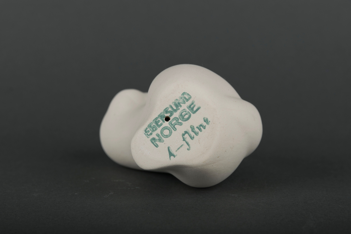 60 små katteskulpturer laget ved Egersunds Fayancefabrik. Skulpturene er udekorerte og uglaserte, og dermed ikke ferdigstilte produkter for salg.