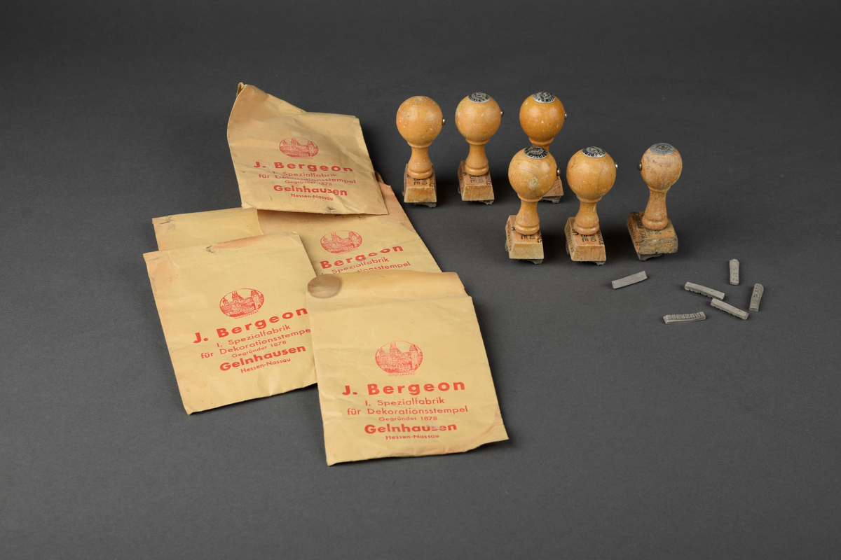 Stempelsamling fra Egersunds Fayancefabriks Co. 

- 6 "REX FAYANCE EGERSUND NORGE"-stempelhåndtak med stempelflate. Nummerert 2, 5, 8, 9, 9 og 10. 

- Papirpose med 5 "EGERSUND"-stempelflate. 

- Papirpose med 2 "EGERSUND NORGE 15"-stempelflate. 

- Papirpose med 1 "EGERSUND NORGE 4"-stempelflate.

- Papirpose med 3 "EGERSUND NORGE 9"-stempelflate. 

- Papirpose med 2 "EGERSUND NORGE 13"-stempelflate.

- 6 løse "EGERSUND"-stempelflate