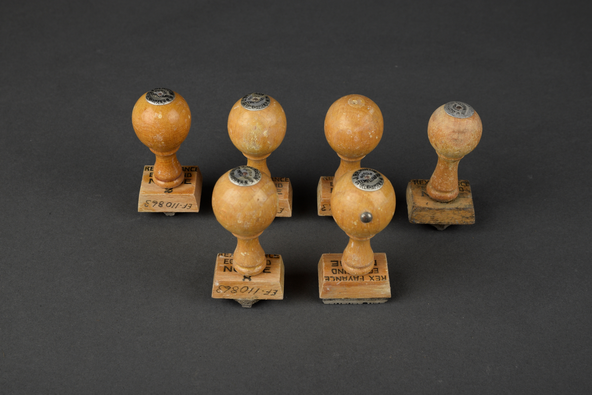 Stempelsamling fra Egersunds Fayancefabriks Co. 

- 6 "REX FAYANCE EGERSUND NORGE"-stempelhåndtak med stempelflate. Nummerert 2, 5, 8, 9, 9 og 10. 

- Papirpose med 5 "EGERSUND"-stempelflate. 

- Papirpose med 2 "EGERSUND NORGE 15"-stempelflate. 

- Papirpose med 1 "EGERSUND NORGE 4"-stempelflate.

- Papirpose med 3 "EGERSUND NORGE 9"-stempelflate. 

- Papirpose med 2 "EGERSUND NORGE 13"-stempelflate.

- 6 løse "EGERSUND"-stempelflate
