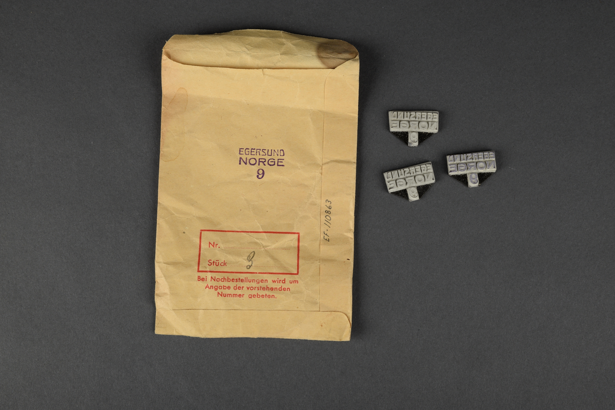 Stempelsamling fra Egersunds Fayancefabriks Co. 

- 6 "REX FAYANCE EGERSUND NORGE"-stempelhåndtak med stempelflate. Nummerert 2, 5, 8, 9, 9 og 10. 

- Papirpose med 5 "EGERSUND"-stempelflate. 

- Papirpose med 2 "EGERSUND NORGE 15"-stempelflate. 

- Papirpose med 1 "EGERSUND NORGE 4"-stempelflate.

- Papirpose med 3 "EGERSUND NORGE 9"-stempelflate. 

- Papirpose med 2 "EGERSUND NORGE 13"-stempelflate.

- 6 løse "EGERSUND"-stempelflate