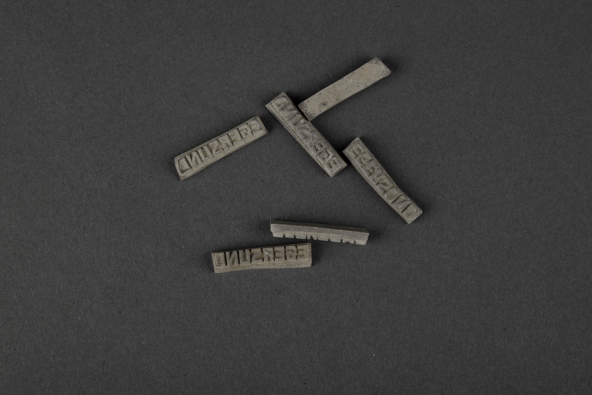 Stempelsamling fra Egersunds Fayancefabriks Co. 

- 6 "REX FAYANCE EGERSUND NORGE"-stempelhåndtak med stempelflate. Nummerert 2, 5, 8, 9, 9 og 10. 

- Papirpose med 5 "EGERSUND"-stempelflate. 

- Papirpose med 2 "EGERSUND NORGE 15"-stempelflate. 

- Papirpose med 1 "EGERSUND NORGE 4"-stempelflate.

- Papirpose med 3 "EGERSUND NORGE 9"-stempelflate. 

- Papirpose med 2 "EGERSUND NORGE 13"-stempelflate.

- 6 løse "EGERSUND"-stempelflate