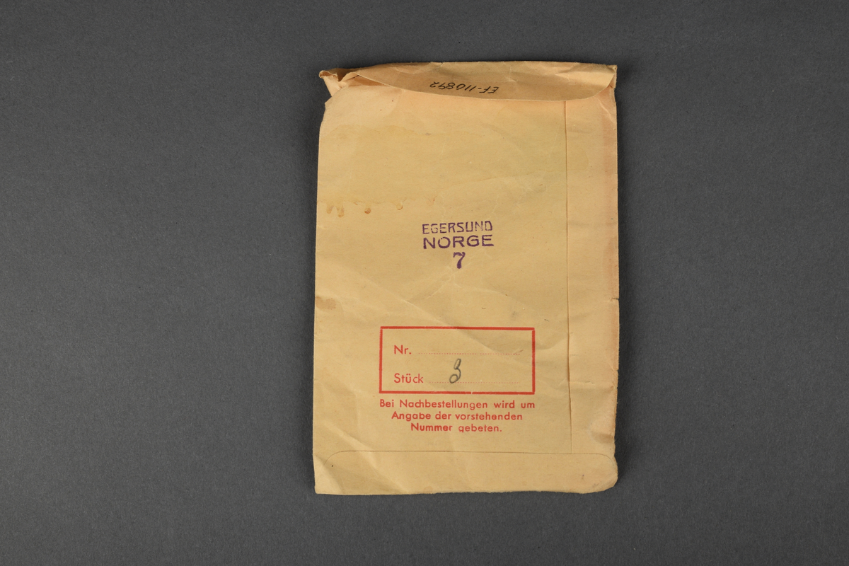 Stempelsamling fra Egersunds Fayancefabriks Co. 

- Papirpose med 3  "EGERSUND NORGE 6"-stempelflate. 

- Papirpose med 2 "EGERSUND NORGE 2"-stempelflate. 

- Papirpose med 3 "EGERSUND NORGE 5"-stempelflate.

- Papirpose med 2 "EGERSUND NORGE 1"-stempelflate. 

- Papirpose med 1 "EGERSUND NORGE 3"-stempelflate.

- Papirpose med 2 "EGERSUND NORGE 12"-stempelflate.

- Papirpose med 2 "EGERSUND NORGE 11"-stempelflate.

- Papirpose med 3 "EGERSUND NORGE 10"-stempelflate.

- Papirpose med 3 "EGERSUND NORGE 7"-stempelflate.

- 2 "EGERSUND NORWAY"-stempelhåndtak med vikingskipsmotiv. 4 løse stempelflater med samme motiv. 

- 2 "NORWAY A FLINT EGERSUND"-stempelhåndtak med stempelflate. 

- 4 "NORSK A FLINT EGERSUND"-stempelhåndtak med stempelflate (nummerert fra 6, 5 og 10). 

- 7 "NORSK A FLINT EGERSUND"-stempelflater (nummerert 3, 4, 5, 8 og 9). 

- 2 "NORSK EGERSUNDS FAYANCEFABRIKS & CO."stempelflater (nummerert 9 0g 10). 

- 2 "EGERSUND NORGE"-stempelflate (nummerert 4 og 5). 

- 1 "EGERSUND NORWAY"-stempelhåndtak med stempelflate. 

- 1 "2"-stempelhåndtak med stempelflate.