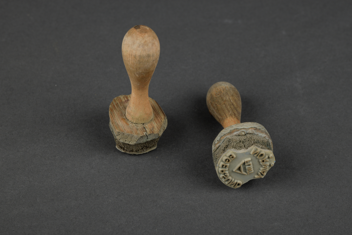 Stempelsamling fra Egersunds Fayancefabriks Co. 

- Papirpose med 3  "EGERSUND NORGE 6"-stempelflate. 

- Papirpose med 2 "EGERSUND NORGE 2"-stempelflate. 

- Papirpose med 3 "EGERSUND NORGE 5"-stempelflate.

- Papirpose med 2 "EGERSUND NORGE 1"-stempelflate. 

- Papirpose med 1 "EGERSUND NORGE 3"-stempelflate.

- Papirpose med 2 "EGERSUND NORGE 12"-stempelflate.

- Papirpose med 2 "EGERSUND NORGE 11"-stempelflate.

- Papirpose med 3 "EGERSUND NORGE 10"-stempelflate.

- Papirpose med 3 "EGERSUND NORGE 7"-stempelflate.

- 2 "EGERSUND NORWAY"-stempelhåndtak med vikingskipsmotiv. 4 løse stempelflater med samme motiv. 

- 2 "NORWAY A FLINT EGERSUND"-stempelhåndtak med stempelflate. 

- 4 "NORSK A FLINT EGERSUND"-stempelhåndtak med stempelflate (nummerert fra 6, 5 og 10). 

- 7 "NORSK A FLINT EGERSUND"-stempelflater (nummerert 3, 4, 5, 8 og 9). 

- 2 "NORSK EGERSUNDS FAYANCEFABRIKS & CO."stempelflater (nummerert 9 0g 10). 

- 2 "EGERSUND NORGE"-stempelflate (nummerert 4 og 5). 

- 1 "EGERSUND NORWAY"-stempelhåndtak med stempelflate. 

- 1 "2"-stempelhåndtak med stempelflate.