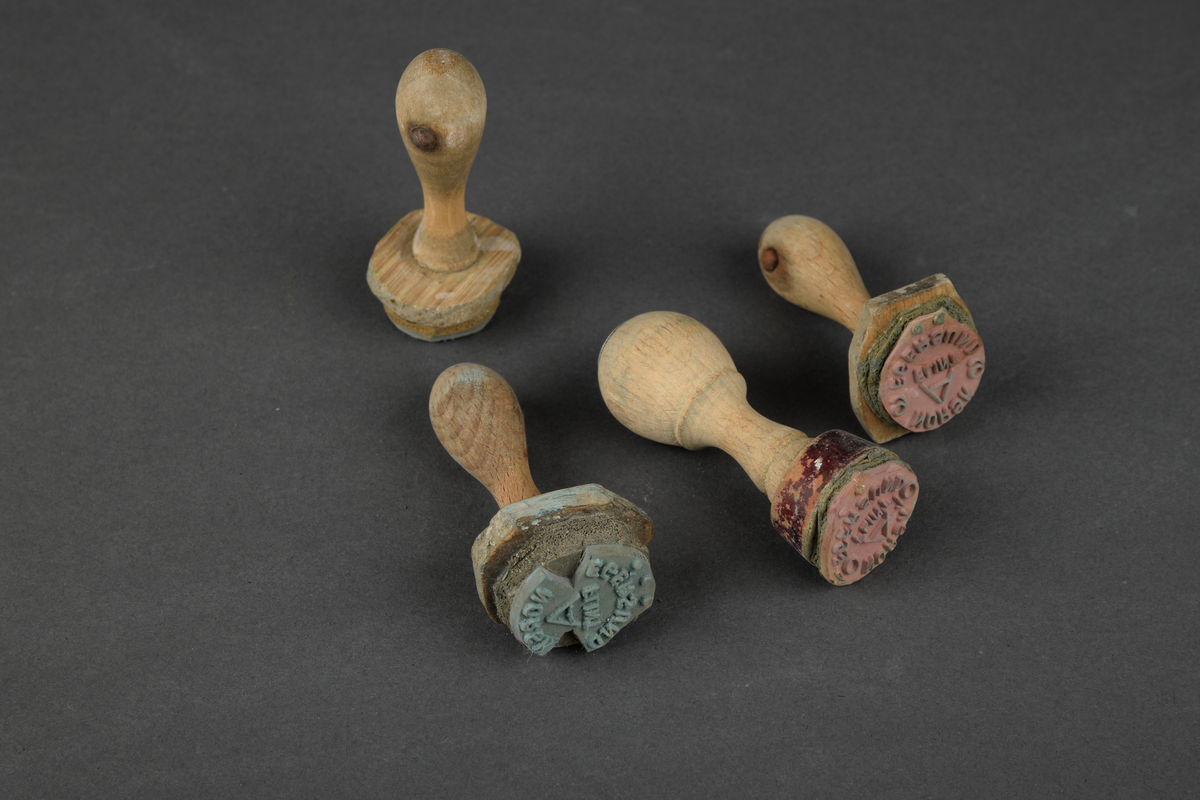 Stempelsamling fra Egersunds Fayancefabriks Co. 

- Papirpose med 3  "EGERSUND NORGE 6"-stempelflate. 

- Papirpose med 2 "EGERSUND NORGE 2"-stempelflate. 

- Papirpose med 3 "EGERSUND NORGE 5"-stempelflate.

- Papirpose med 2 "EGERSUND NORGE 1"-stempelflate. 

- Papirpose med 1 "EGERSUND NORGE 3"-stempelflate.

- Papirpose med 2 "EGERSUND NORGE 12"-stempelflate.

- Papirpose med 2 "EGERSUND NORGE 11"-stempelflate.

- Papirpose med 3 "EGERSUND NORGE 10"-stempelflate.

- Papirpose med 3 "EGERSUND NORGE 7"-stempelflate.

- 2 "EGERSUND NORWAY"-stempelhåndtak med vikingskipsmotiv. 4 løse stempelflater med samme motiv. 

- 2 "NORWAY A FLINT EGERSUND"-stempelhåndtak med stempelflate. 

- 4 "NORSK A FLINT EGERSUND"-stempelhåndtak med stempelflate (nummerert fra 6, 5 og 10). 

- 7 "NORSK A FLINT EGERSUND"-stempelflater (nummerert 3, 4, 5, 8 og 9). 

- 2 "NORSK EGERSUNDS FAYANCEFABRIKS & CO."stempelflater (nummerert 9 0g 10). 

- 2 "EGERSUND NORGE"-stempelflate (nummerert 4 og 5). 

- 1 "EGERSUND NORWAY"-stempelhåndtak med stempelflate. 

- 1 "2"-stempelhåndtak med stempelflate.