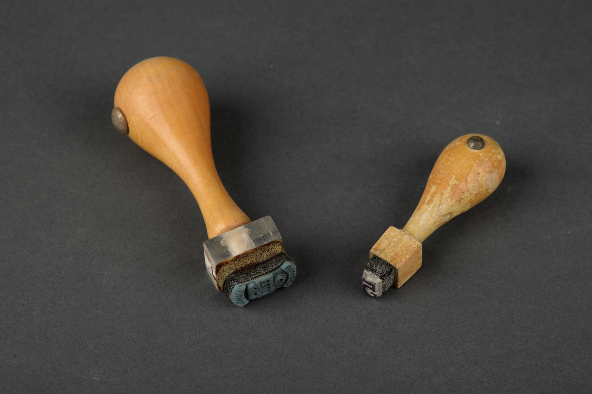 Stempelsamling fra Egersunds Fayancefabriks Co. 

- Papirpose med 3  "EGERSUND NORGE 6"-stempelflate. 

- Papirpose med 2 "EGERSUND NORGE 2"-stempelflate. 

- Papirpose med 3 "EGERSUND NORGE 5"-stempelflate.

- Papirpose med 2 "EGERSUND NORGE 1"-stempelflate. 

- Papirpose med 1 "EGERSUND NORGE 3"-stempelflate.

- Papirpose med 2 "EGERSUND NORGE 12"-stempelflate.

- Papirpose med 2 "EGERSUND NORGE 11"-stempelflate.

- Papirpose med 3 "EGERSUND NORGE 10"-stempelflate.

- Papirpose med 3 "EGERSUND NORGE 7"-stempelflate.

- 2 "EGERSUND NORWAY"-stempelhåndtak med vikingskipsmotiv. 4 løse stempelflater med samme motiv. 

- 2 "NORWAY A FLINT EGERSUND"-stempelhåndtak med stempelflate. 

- 4 "NORSK A FLINT EGERSUND"-stempelhåndtak med stempelflate (nummerert fra 6, 5 og 10). 

- 7 "NORSK A FLINT EGERSUND"-stempelflater (nummerert 3, 4, 5, 8 og 9). 

- 2 "NORSK EGERSUNDS FAYANCEFABRIKS & CO."stempelflater (nummerert 9 0g 10). 

- 2 "EGERSUND NORGE"-stempelflate (nummerert 4 og 5). 

- 1 "EGERSUND NORWAY"-stempelhåndtak med stempelflate. 

- 1 "2"-stempelhåndtak med stempelflate.