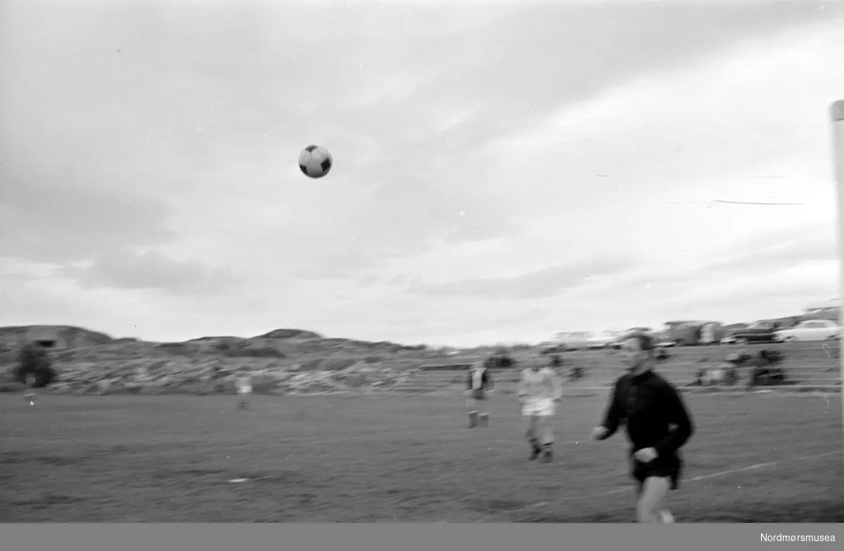 Fotballkamp, august 1966. Fra Romsdalspostens arkiv.