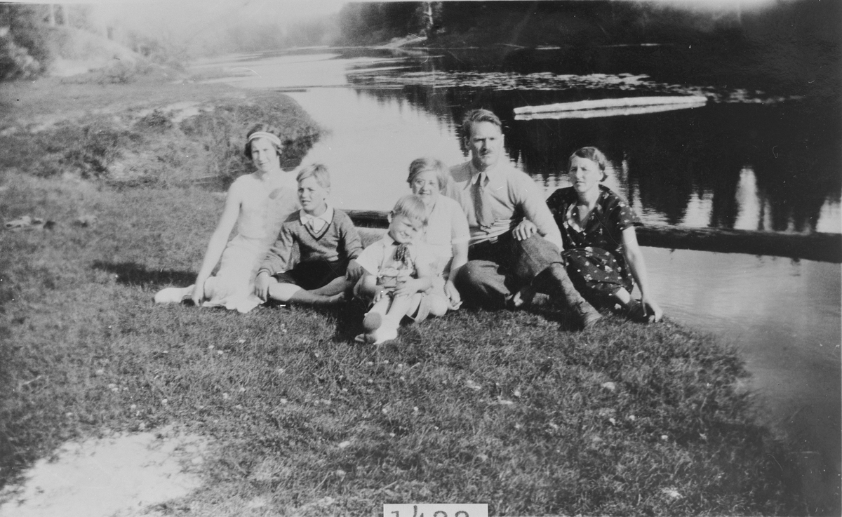Idyll ved Simoa, ca. 1935. Clara Løiten ytterst til venstre, resten ukjente.