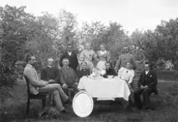 Ringsaker, Skapal gård, stor gruppe rundt kaffebord,  Bakers