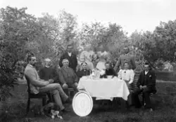 Ringsaker, Skapal gård, stor gruppe rundt kaffebord,  Bakers