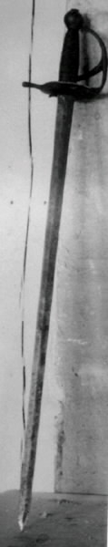 Värja, kommisvärja (ursprungligen modell 1685). 1832 ändrad till huggare för flottan. Kavelns lindning av svärtad järntråd. 
