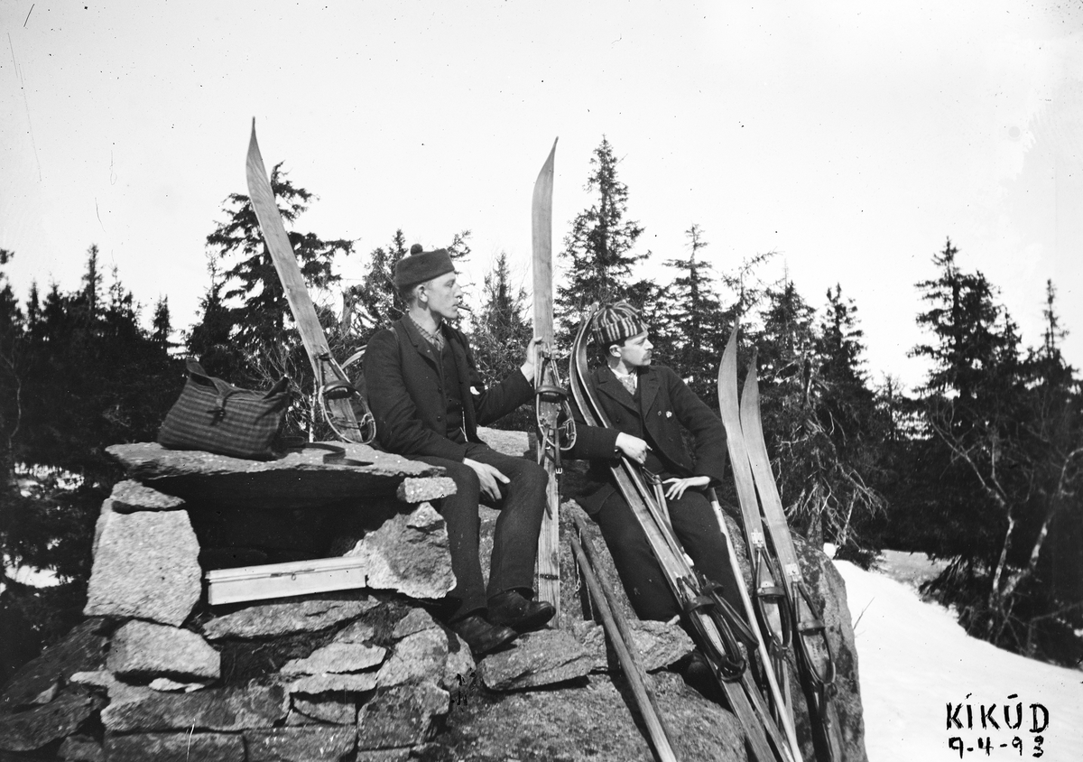 Oslo, Nordmarka, Kikut, Kikud, 2 uljente skiløpere, ski, staver, vidjebindinger, skiantrekk, påske,