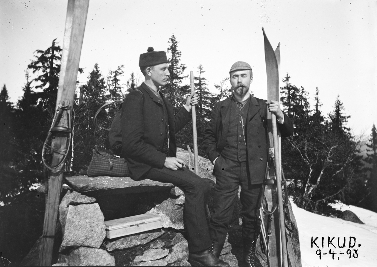 Oslo, Nordmarka, Kikut, Kikud, 2 uljente skiløpere, ski, staver, vidjebindinger, skiantrekk, påske,