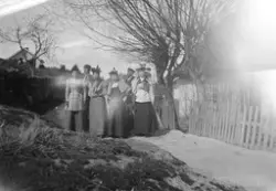 Gruppe ukjente,menn, kvinner, klær, hodeplagg