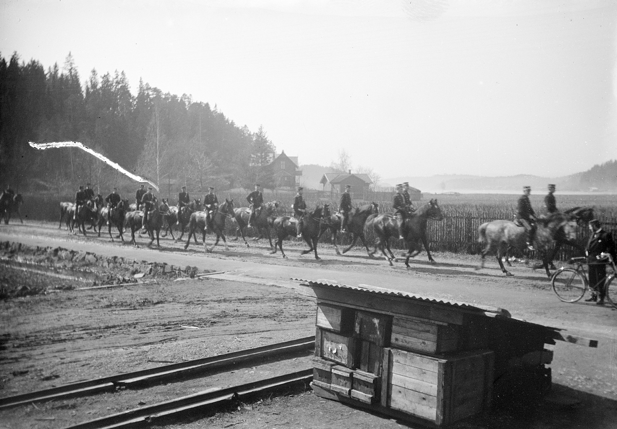 Oslo, Skøyen, Skabo jernbanevognfabrikk, Tyskerstranda i Kristiania. Militære, soldater rir på hester, kavaleri,