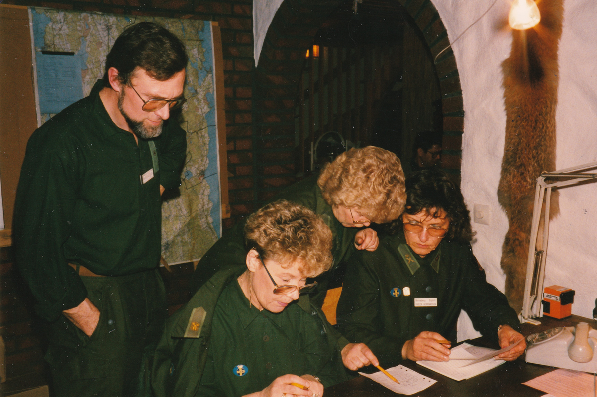 Adjutant Håkan Nordström, Kerstin Thurén, Birgit Johansson och Viveca Hermansson vid Binnebergs hemvärnsområdes KFÖ 1990.