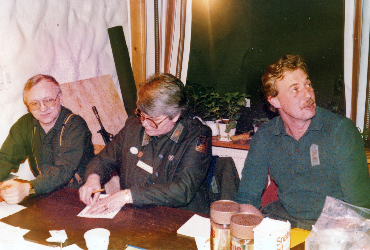 Bosse Sundell, Anita Jacobsson och major Liling Hermansson, P 4, vid Binnebergs hemvärnsområdes KFÖ 1990.