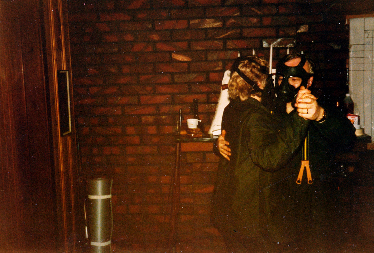 En svängom i gasmask. Birgit Johansson och Bosse vid Binnebergs hemvärnsområdes KFÖ 1990.