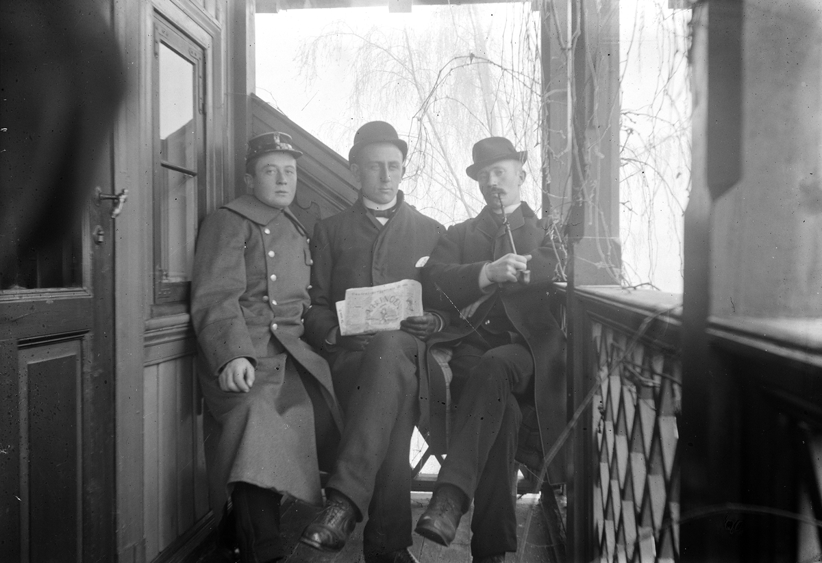 Oslo, Frognerveien 56, enebolig med veranda, gruppe 3 menn, ingeniør Anton Øhre bodde her da han arbeidet ved Skabo Jernbanevognfabrikk fra 1889 til 1895,