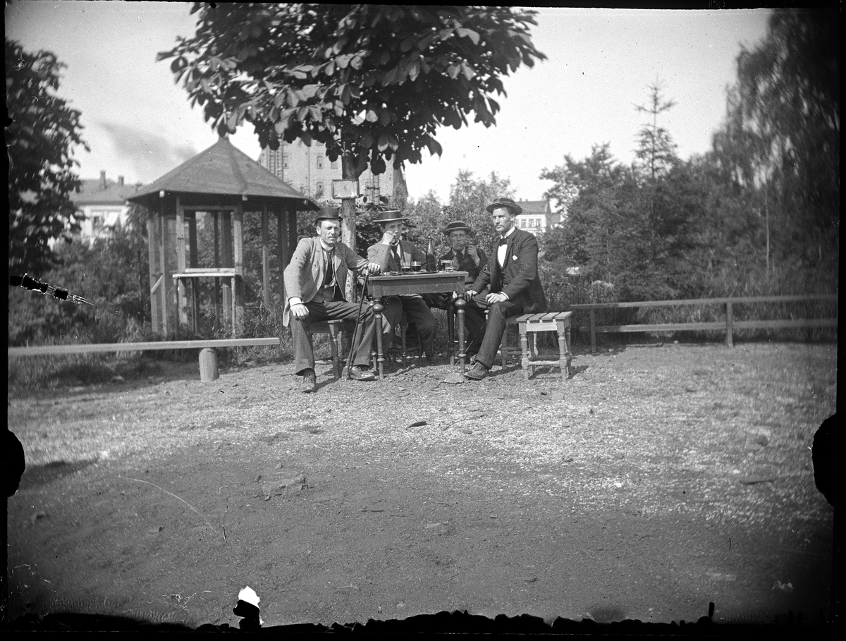 Oslo, gruppe 4 ukjente menn i en ukjent park, flaske, glass, pipe, spaserstokk, lysthus, Klosterenga ??