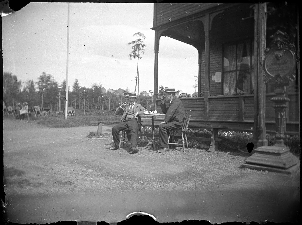 Oslo, Antatt: Klosterenga park ? med Cafe, åpnet i 1893, Klosterengen i Gamlebyen/Grønland, 2 ukjente menn på utekafe,