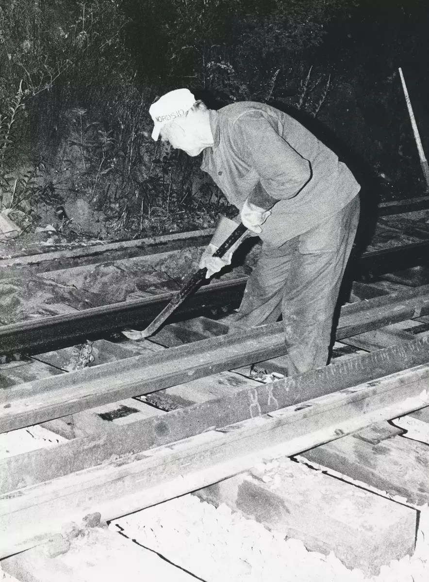 Spåromläggning i Fisksätra 1972. Fisksätra tidn. samling. Fisksätra lokalhistoriska arkiv. 