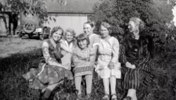 Stange, Gimle, gruppe 6 ukjente  i hagen, Engebret Børdahl s