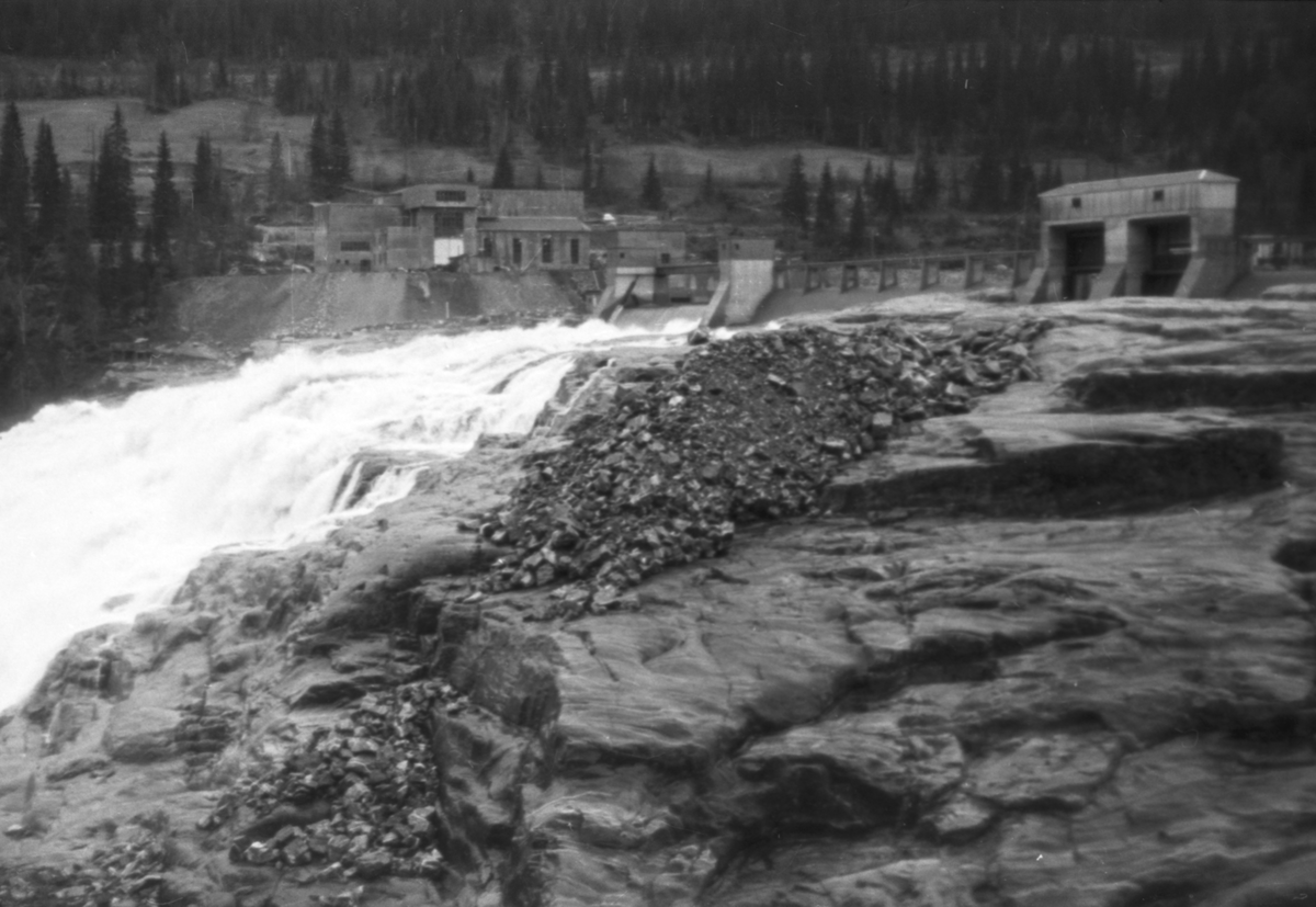 Fiskumfossen og Nedre Fiskumfoss Kraftstasjon