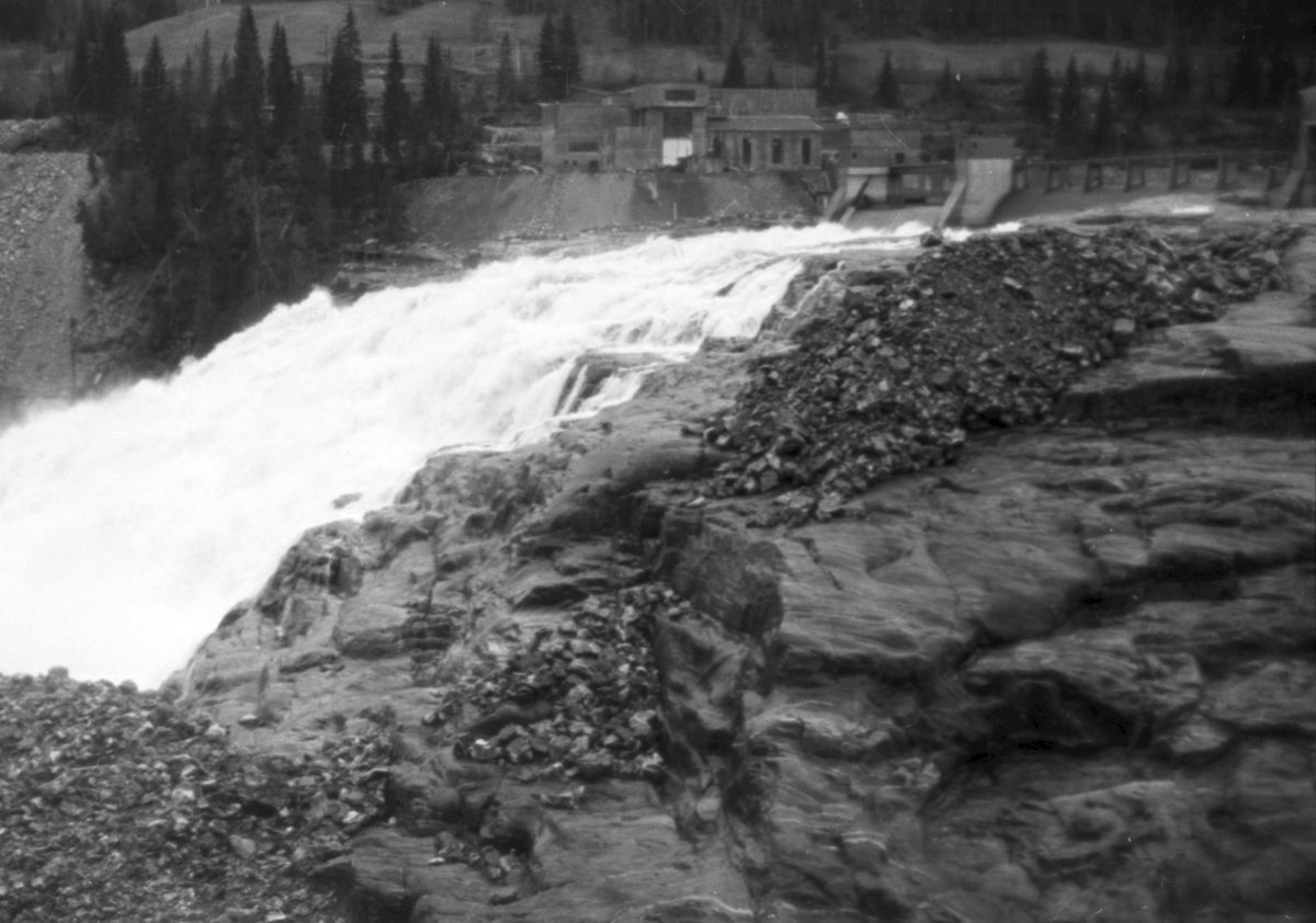 Fiskumfossen og Nedre Fiskumfoss Kraftstasjon