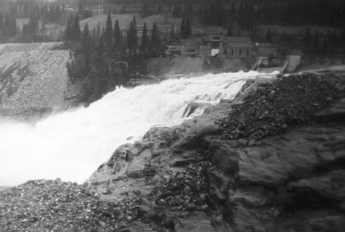 Fiskumfossen og Nedre Fiskumfoss Kraftstasjon