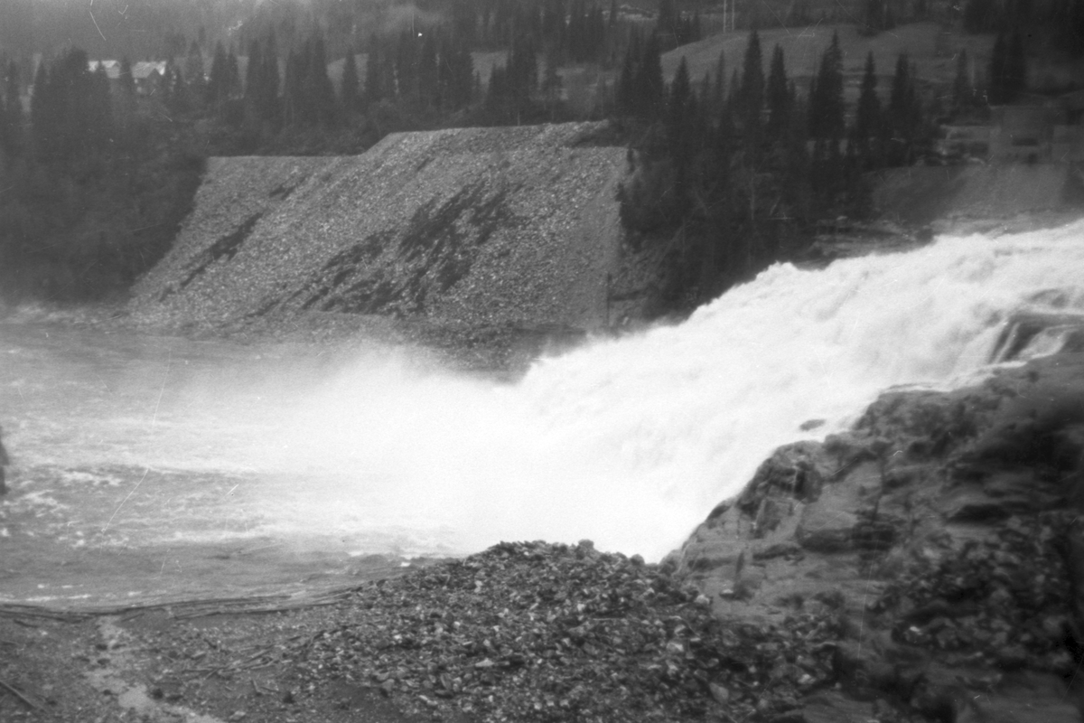 Fiskumfossen og Nedre Fiskumfoss Kraftstasjon