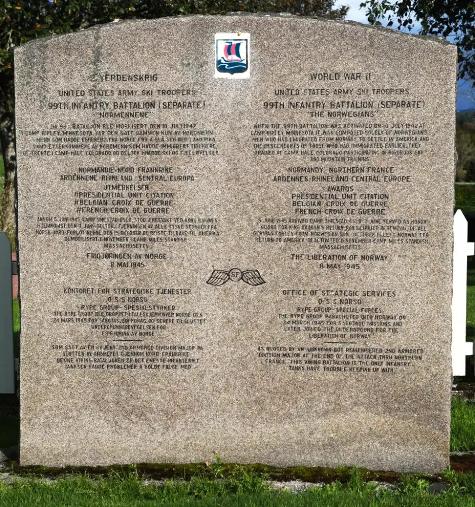 Minnestein, 99. bataljon, Norsk og engelsk tekst på stein. Logo til 99. bataljon, vikingskip med blått og rødt seil i emalje øverst