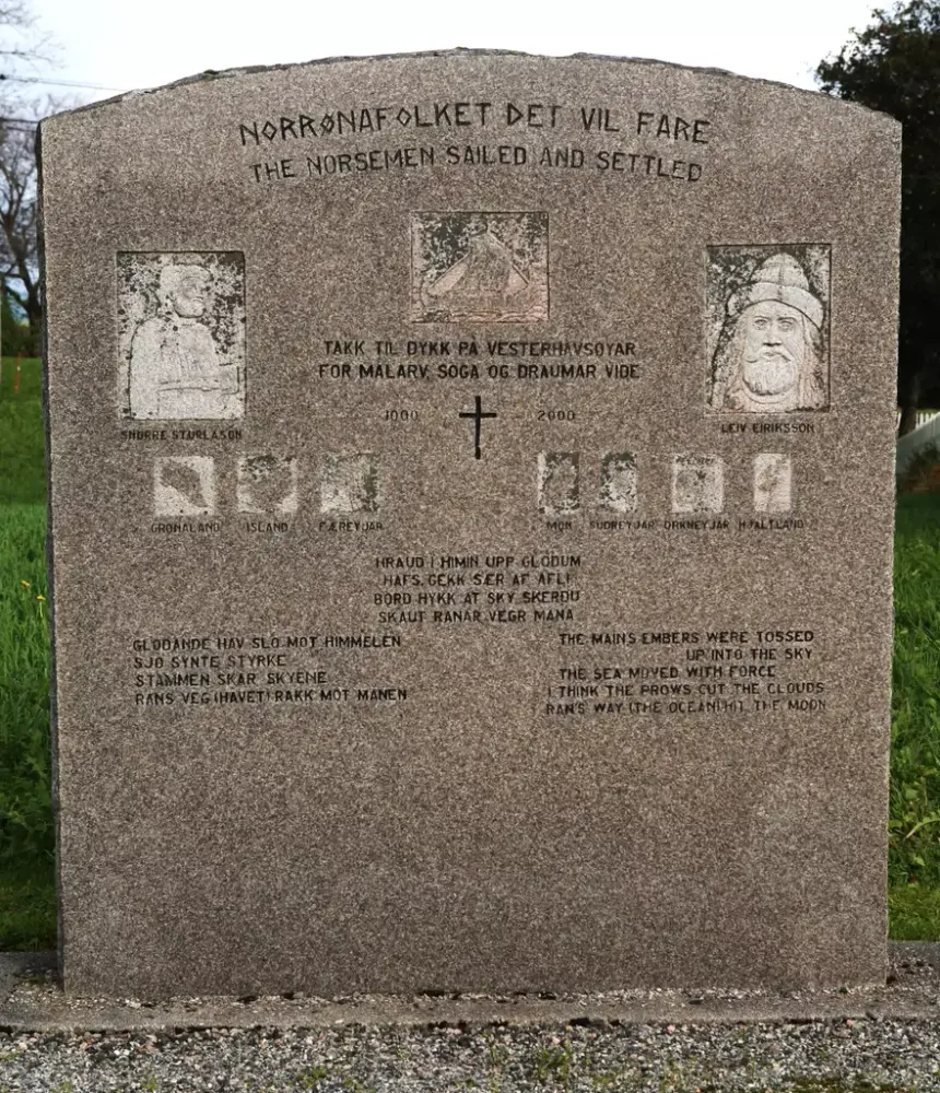 Norrønamonunentet, Skrift på stein med relieff av vesterhavsøyene