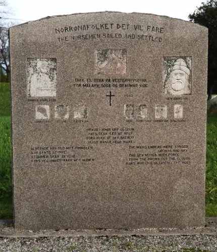 Norrønamonunentet, Skrift på stein med relieff av vesterhavsøyene