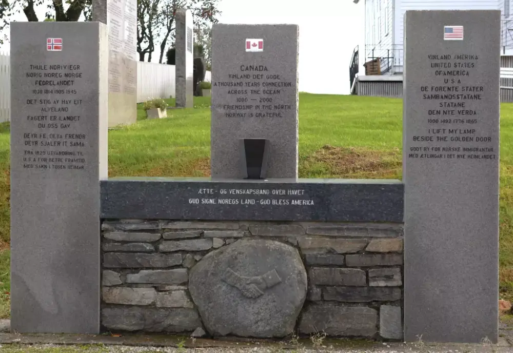 Hovudmonunentet, tre søyler, USA, Norge, Canada, i sokkelen rund stein med relifeff av håndtrykk 