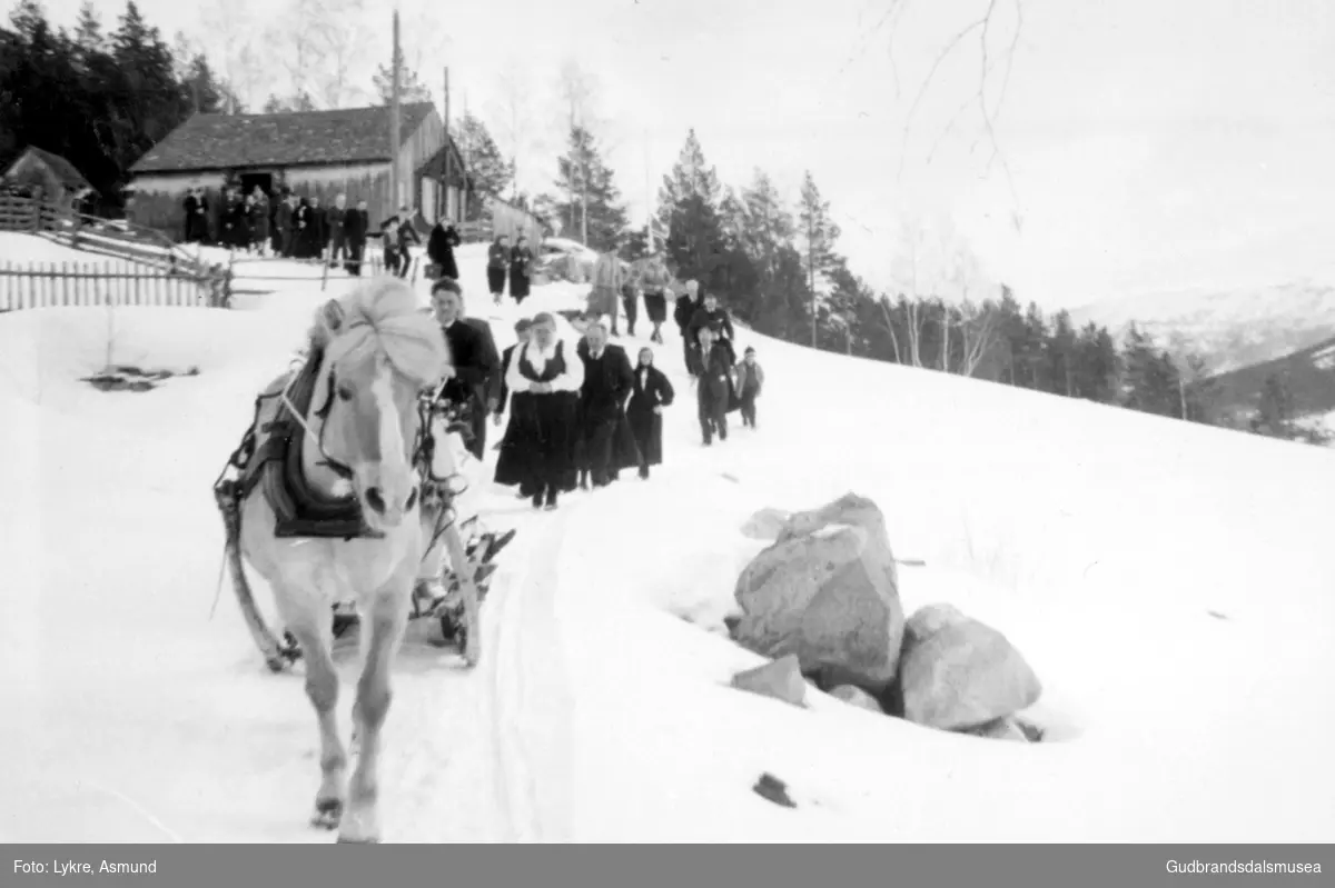 Gravferd frå Bakve etter Tina Lykre (f. Skriden 1885)
Jon Randen (f. 1914) køyrer hesten