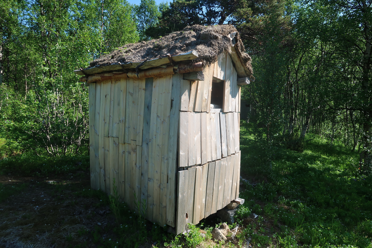 Utedo bygd med materialer tatt ut i Kaperdalen. Bjørk, bjørkenever, einer og torv. Utvendig kledning av kassebord. 