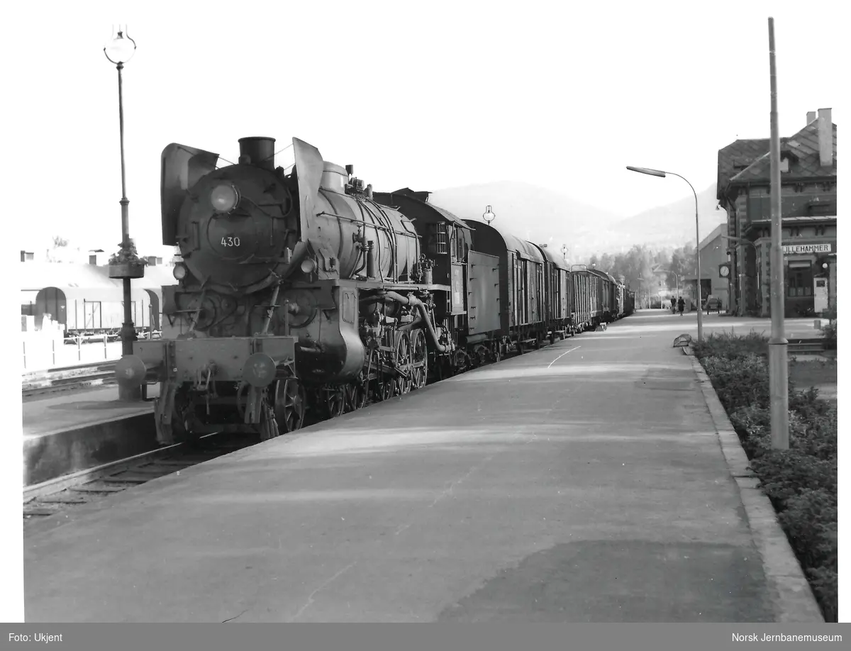 Damplokomotiv type 31b nr. 430 med godstog retning Oslo på Lillehammer stasjon