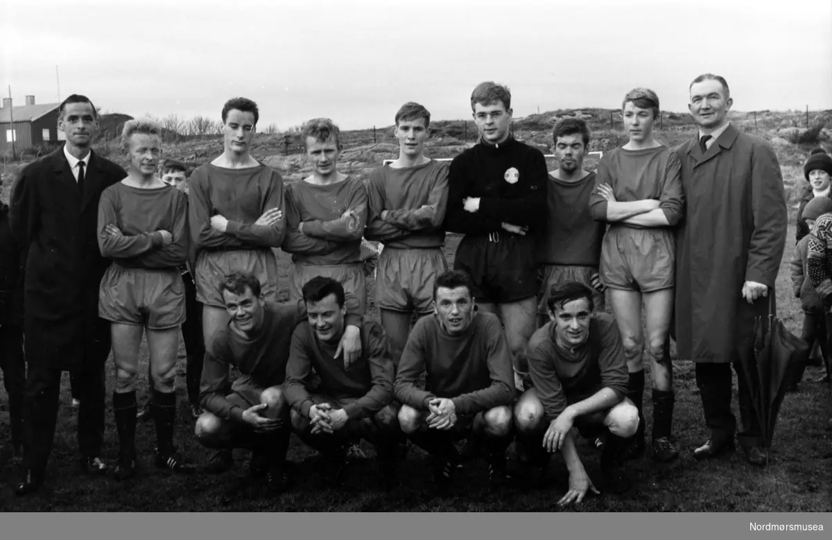 Fotballkamp. KFK - N. Gossen. Bildet er datert til august 1966. Fra Romsdalspostens arkiv.