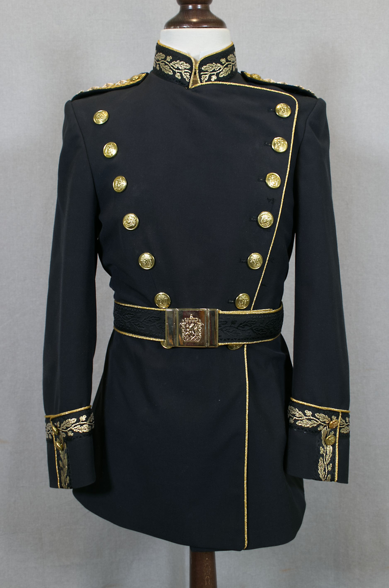 Foret, sort jakke med gullbrodert eikeløv med nøtter på krave og på ermer. 14 gullforgylte knapper i front, to på hvert erme og seks ved splitten bak. Gullkant langs hele fronten, på kraven på ermene og ved splitten. Epåletter i flettet gull med fire stjerner og eikeløv (politidirektør). Hvit løssnipp festet med borrelås.

Langt, sort skjørt med gullrender i sidene og glidlås bak.

Sort politilue med luemerke i gull og rødt og eikeløvsbroderier i sort og gull. To forgylte knapper holder luesnoren på plass.

Sort stoffbelte med gullkant innvevd mønster (eikeblad og sikksakkbord) Rektangulær beltespenne i gullforgylt metall med riksvåpen. Beltets lengde kan reguleres med borrelås på innsiden, og er nå 90 cm langt medregnet spennen.

Det hører til hvite hansker, men disse mangler.