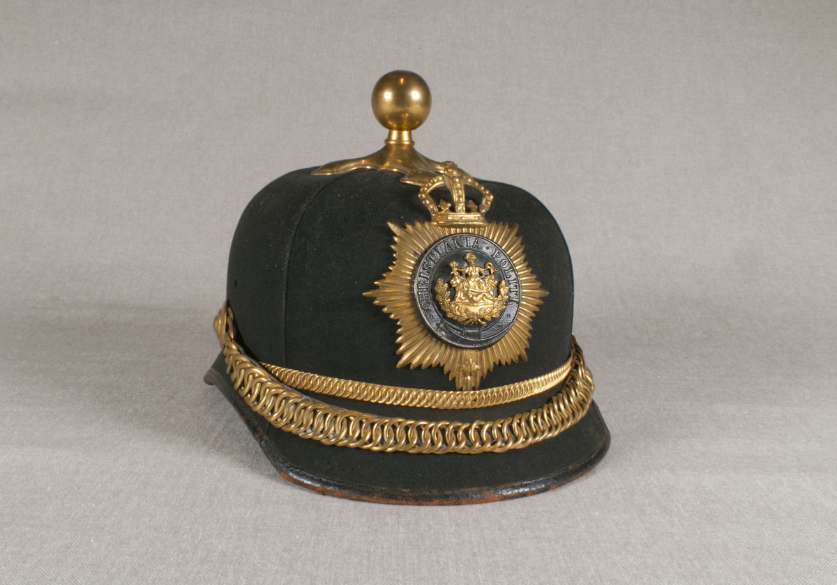 Gullbrokade på ermer og krave.