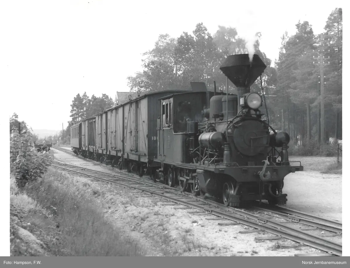 Setesdalsbanens damplokomotiv type XXI nr. 7 med blandet tog retning Byglandsfjord på Evje stasjon