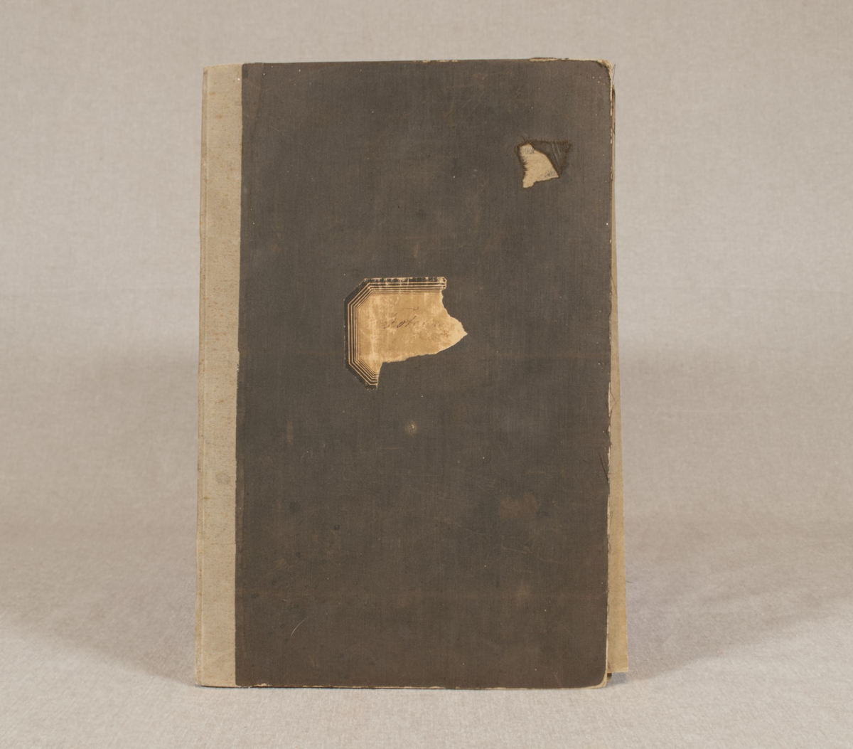 Fotoalbum i papp med 74 forbryterportretter montert med metallklips.