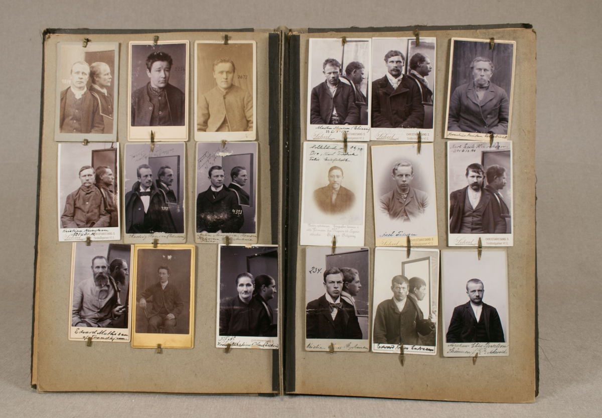 Fotoalbum i papp med 74 forbryterportretter montert med metallklips.