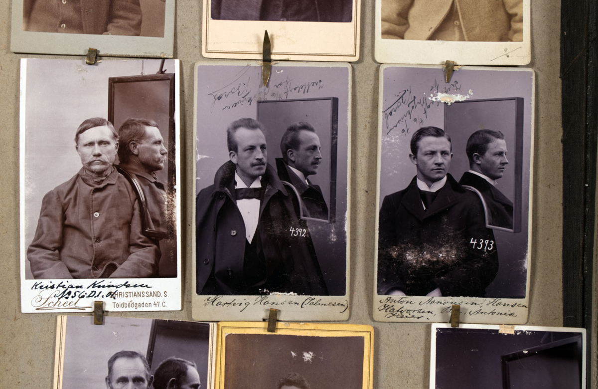 Fotoalbum i papp med 74 forbryterportretter montert med metallklips.