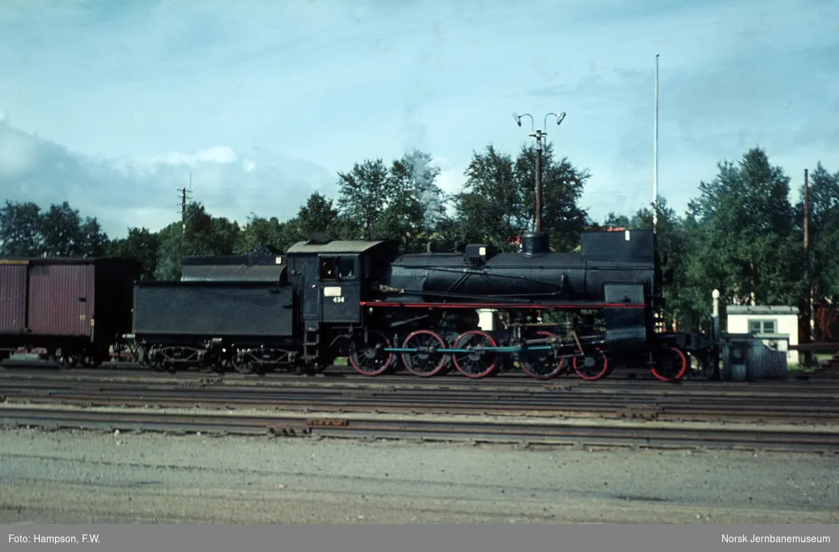 Damplokomotiv type 26c 434 med sydgående godstog på Røros stasjon