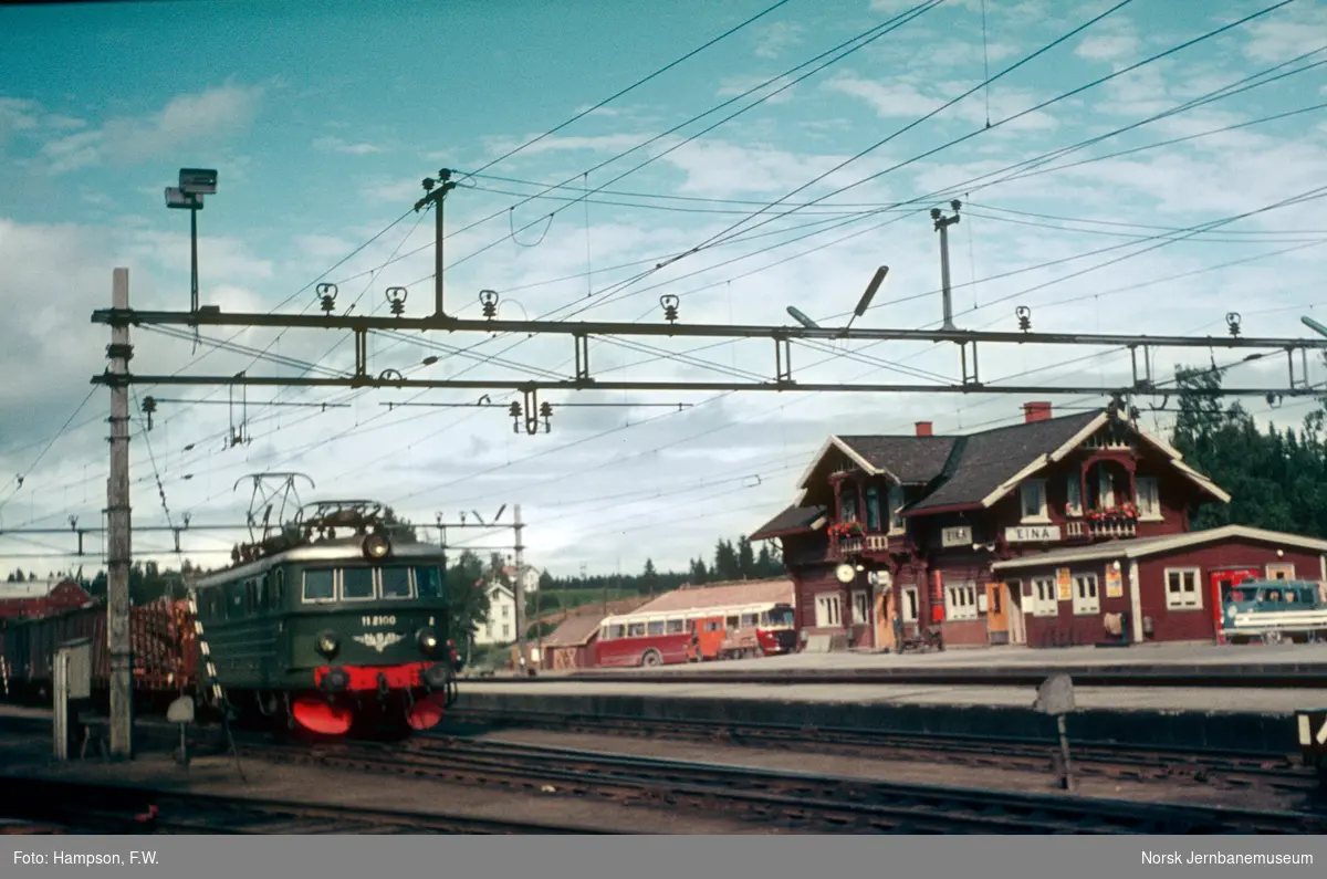 Elektrisk lokomotiv El 11 2100 med godstog retning Oslo på Eina stasjon