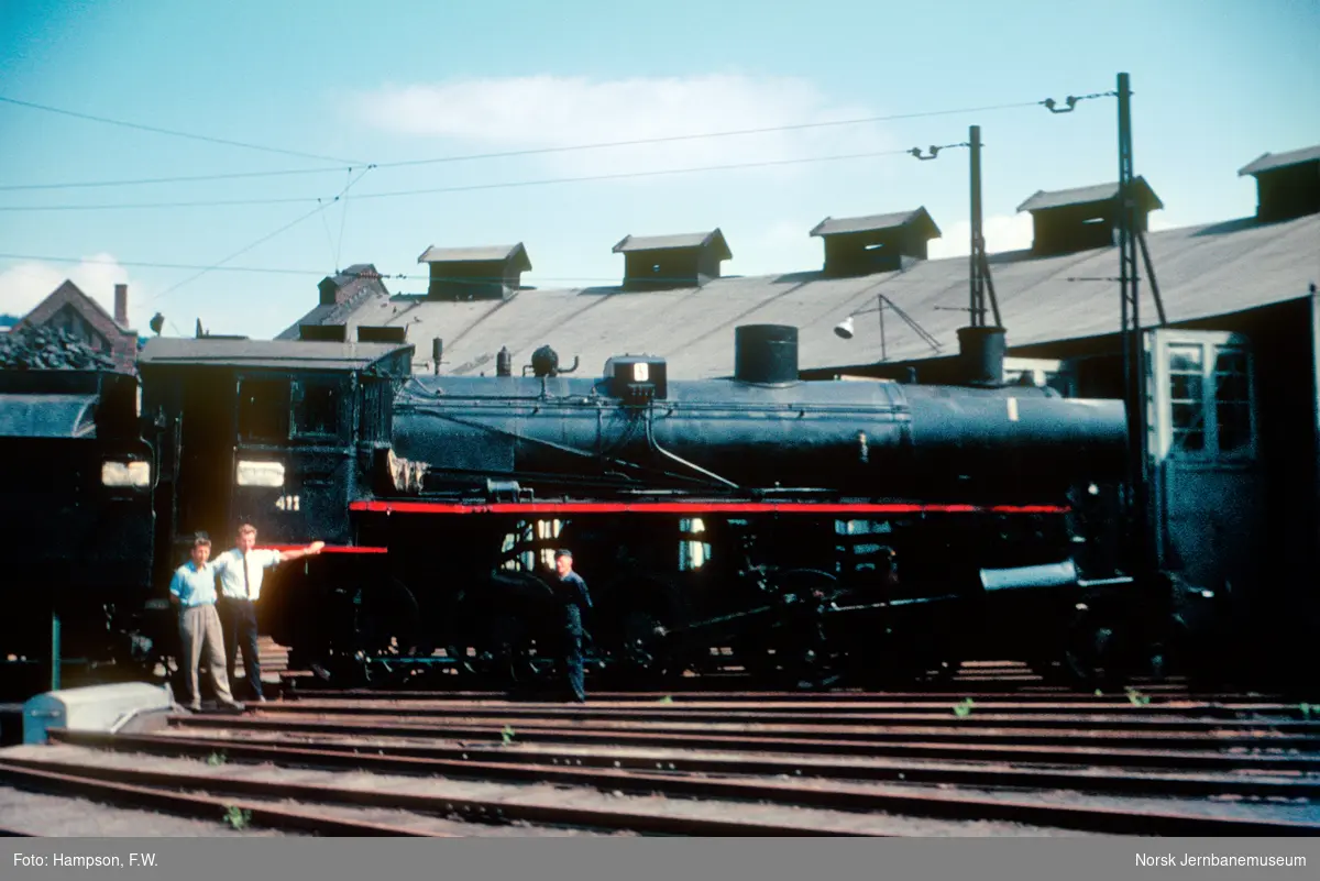 Damplokomotiv type 26c 411 utenfor lokomotivstallen på Sundland ved Drammen