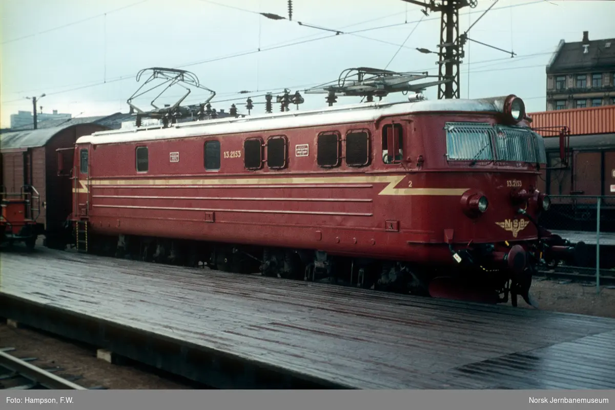 Elektrisk Lokomotiv Type El 13 2153 Med Persontog På Oslo Østbanestasjon Norsk Jernbanemuseum 