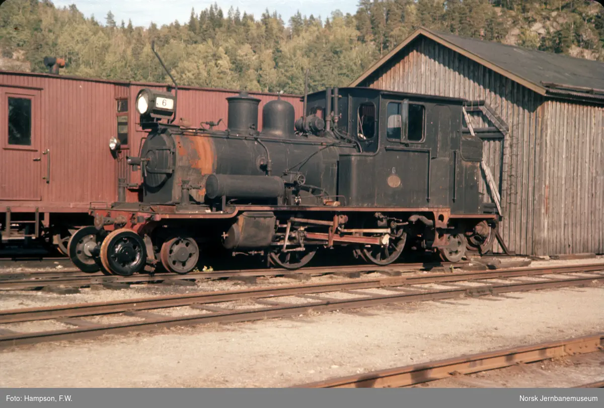 Setesdalsbanens damplokomotiv type XXII nr. 6 utenfor lokomotivstallen på Grovane stasjon