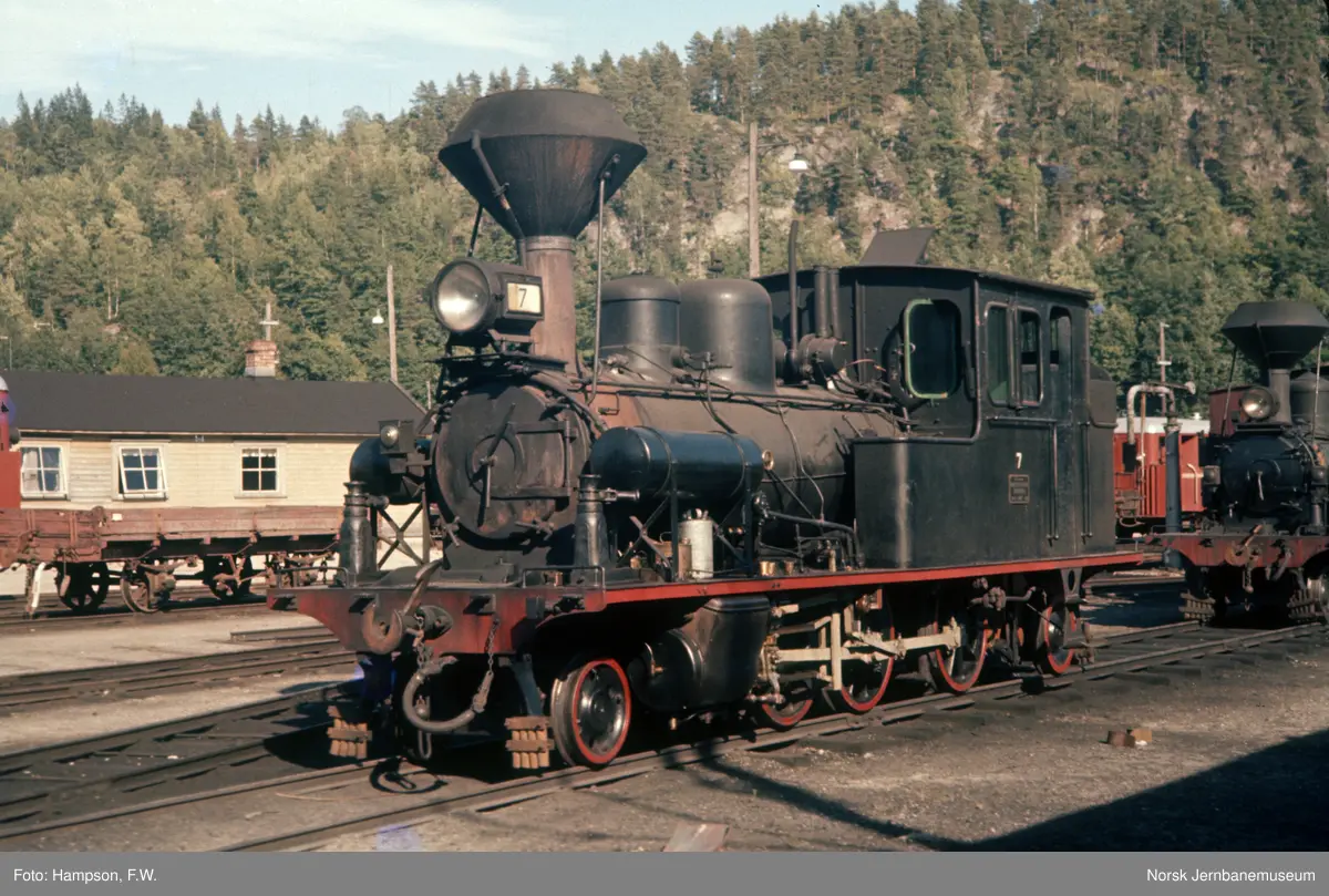 Setesdalsbanens damplokomotiv type XXI nr. 7 utenfor lokomotivstallen på Grovane stasjon
